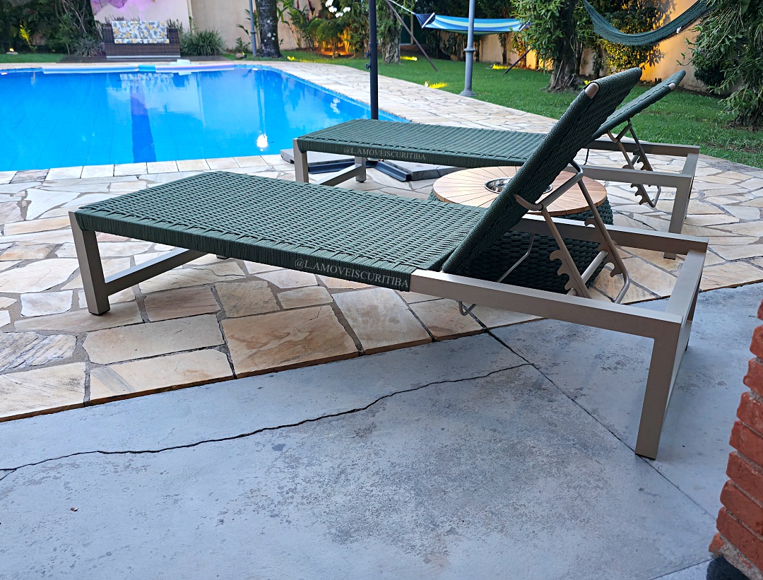 Espreguiçadeiras reclináveis em área de piscina